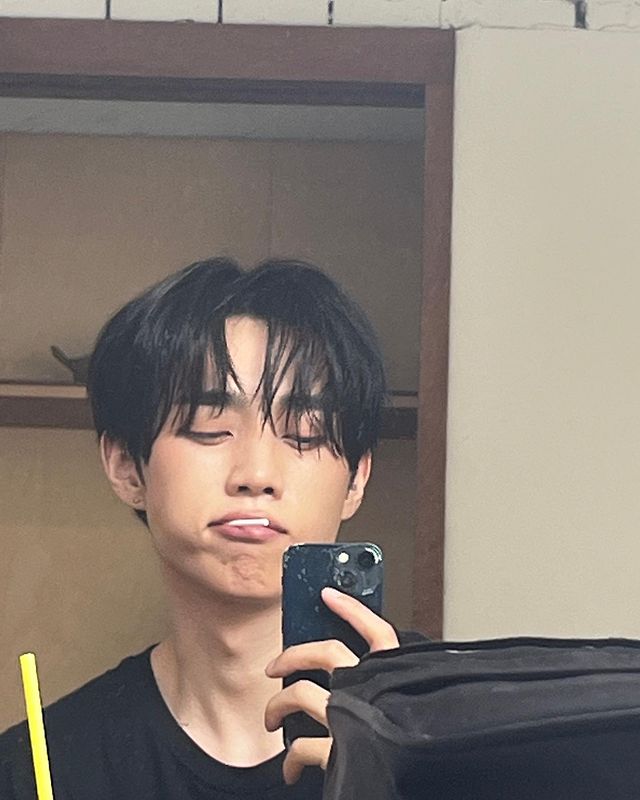 suncwokim's tweet photo. I haven't thought about which one is the sweetest between me and the lollipop. Catching up myself upon the mirror while getting my hair and face done, it's also a chance for me to snap everything out into a good pictures like this. https://t.co/l0VaYayjds