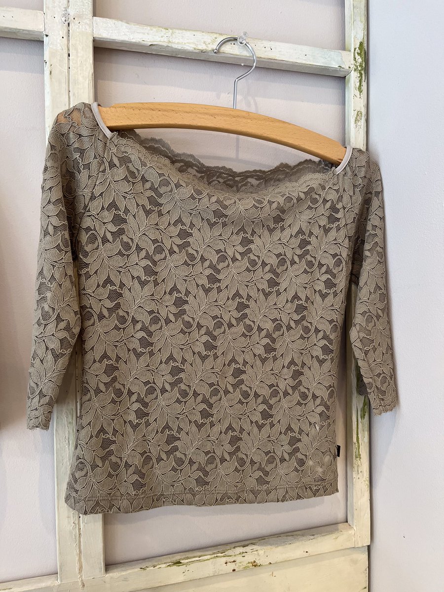 balletshopFAIRY's tweet photo. 🎀New item🎀

AiLovesさんの大人気商品スカラップレースネックトップの
生地が新調された、リーフ柄が入荷しました！🌿💫
トレンドのくすみカラーでとてもおしゃれな1着です💕

店頭にて先行販売中🌼
後日、オンラインショップでも掲載予定です🌟

#バレエ ＃AiLoves #レーストップス ＃バレエウェア https://t.co/XfLDiByQhK