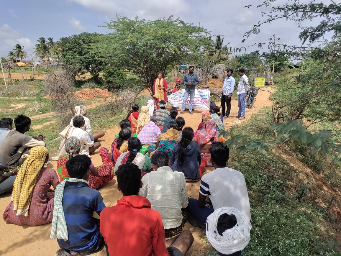 MGNREGAMgiri's tweet photo. ಮಧುಗಿರಿ ತಾಲ್ಲೂಕು ನೇರಳೆಕೆರೆ ಗ್ರಾಮ ಪಂಚಾಯತಿ ವ್ಯಾಪ್ತಿಯ ದೊಡ್ಡಗೊಲ್ಲರಹಟ್ಟಿ ಗ್ರಾಮದಲ್ಲಿ ಕೆರೆ ಅಭಿವೃದ್ಧಿ ಕಾಮಗಾರಿ ಬಳಿ ರೋಜ್ ಗಾರ್ ದಿನಾಚರಣೆ ಮಾಡಲಾಯಿತು. ಈ ವೇಳೆ BFT, GKM, ಗ್ರಾಮ ಪಂಚಾಯತಿ ಸಿಬ್ಬಂದಿ ಭಾಗಿಯಾಗಿದ್ದರು                       ಐಇಸಿ ಸಂಯೋಜಕರು, ತಾಲ್ಲೂಕು ಪಂಚಾಯತಿ ��ಧುಗಿರಿ https://t.co/84Dst850IZ