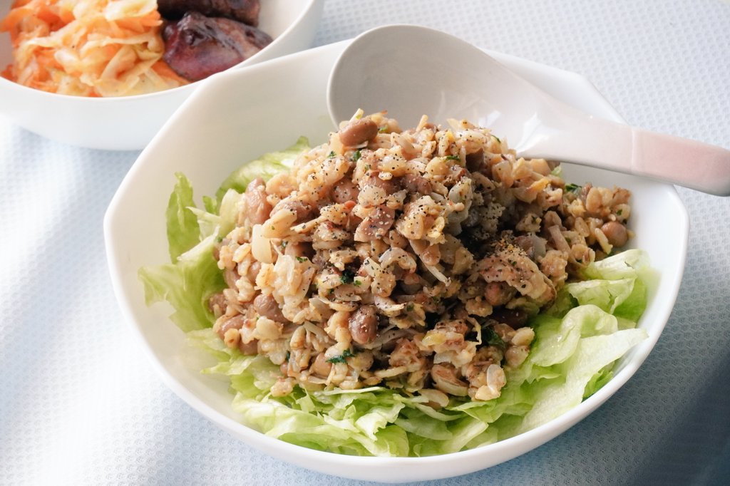 BreadmakerM's tweet image. 納豆レタスチャーハン風オートミールです。
シンプルに醤油だけの、パラパラ食感が好きです😋