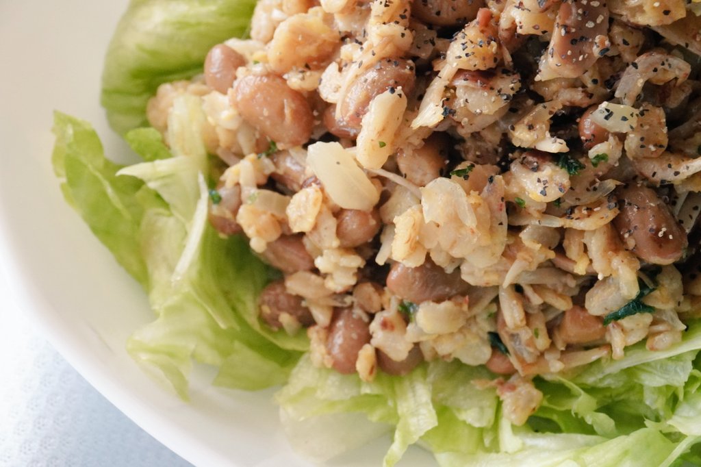 BreadmakerM's tweet image. 納豆レタスチャーハン風オートミールです。
シンプルに醤油だけの、パラパラ食感が好きです😋