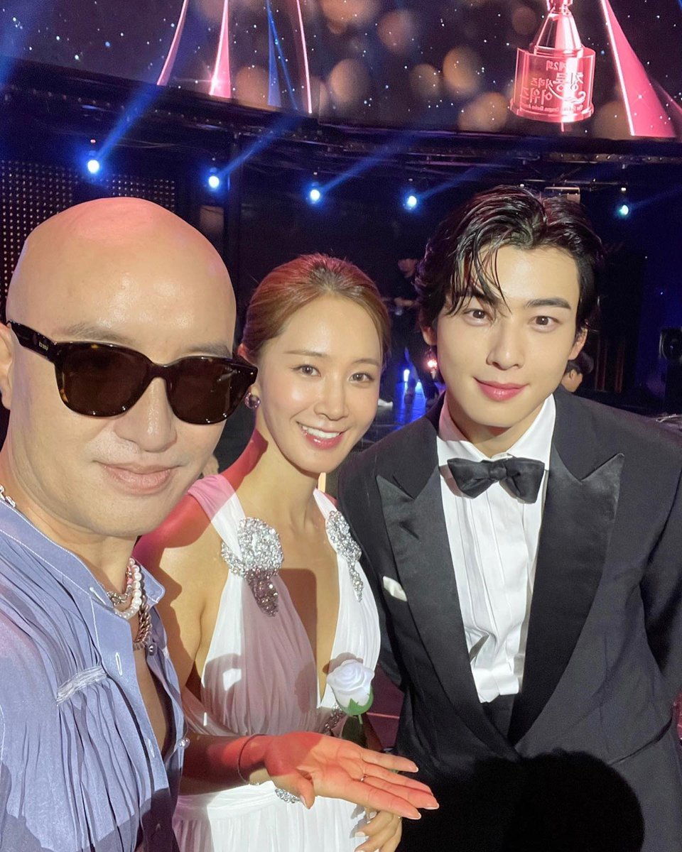 SNSD_0805's tweet photo. 차은우 유리 홍석천 쓰리샷 실화냐 https://t.co/nra0Jq5OHI