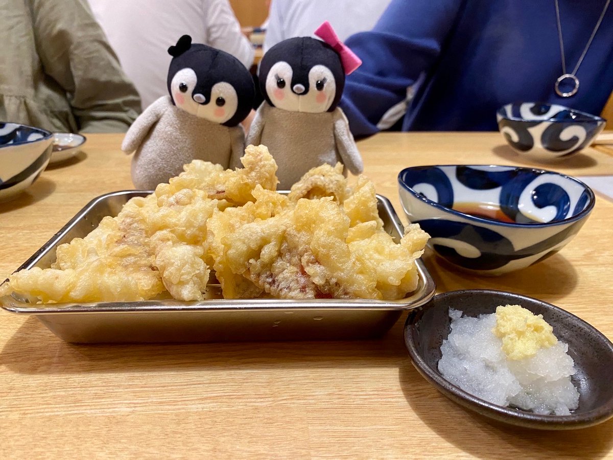 SkymarkJ's tweet photo. @penguinhikoki ～ぺんたと小春、福岡へ行く🐧～

「すかいさんのごはんおいしそぉぉ～ケーキあまりたべれなかったからぁ、ぺんたもたべたいなぁぁ～\(•ө•)/」

💫「すきなだけたべていいよ！」

「わぁぁい、たぁぁくさんたべりゅゅ～～\(•ө•)/」

「よるおそくだけど、たくさんたべちゃいますっ\(•ө•)/ 🎀」 https://t.co/BQnGpdBEZo