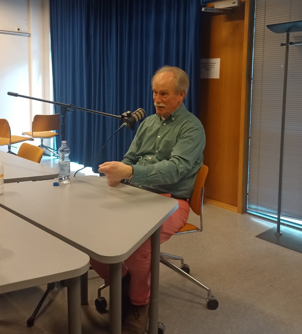 Silmänliikemetodia käytetään nykyään monissa tutkimuksissaa. Keskustelen podcastissani Jukka Hyönän kanssa siitä, mitä sen avulla on saatu selville tekstin lukemisen prosesseista. open.spotify.com/show/2KcelTmaw…