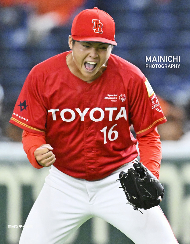 mainichiphoto's tweet photo. #第94回都市対抗野球 大会第7日第1試合
#トヨタ自動車 （豊田市）が前回王者の #ENEOS （横浜市）を降し、2年連続で準々決勝に進みました。横浜市は史上初となる3度目の2連覇はかないませんでした。写真は勝利を喜ぶ #松本健吾 投手。
#社会人野球
写真特集→https://t.co/lY2a3UY465 https://t.co/jWynMHDvz7