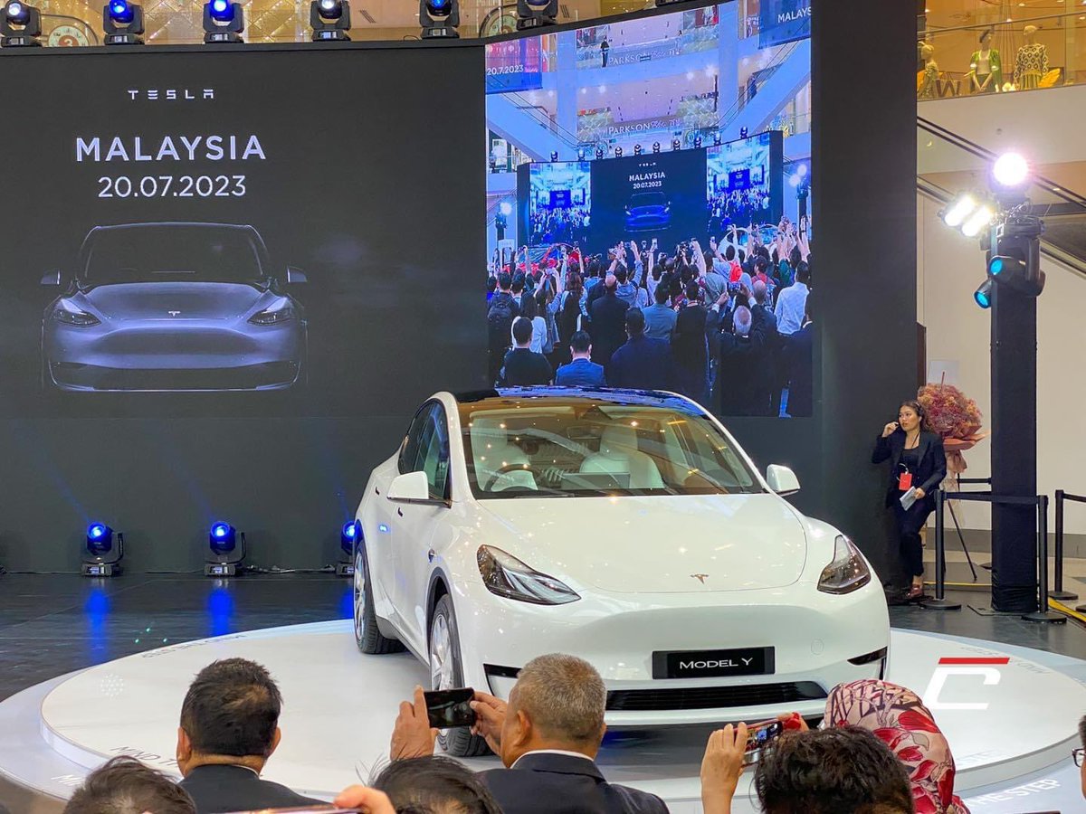 Akhirnya, Tesla secara rasmi beroperasi di Malaysia. 

EV pertama mereka, Tesla Model Y sudah boleh ditempah, dengan tiga pilihan varian iaitu: 

Model Y RWD (jarak 430 km)
Model Y AWD Long Range (jarak 533 km)
Model Y AWD Performance (jarak gerak 514 km)

Harga jualan dari