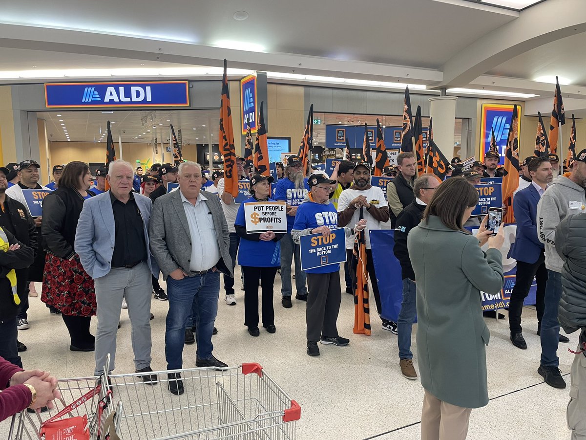 Today, we saw transport workers in Western Australia (<a href="/TWU_WA/">Transport Workers Union WA</a>), joined by the NSW team hold a protest at yet another Aldi in a push to get the company to sign our charter of six supply chain safety principles

Learn more about our charter 👉 twunsw.org.au/twu-news-autum…