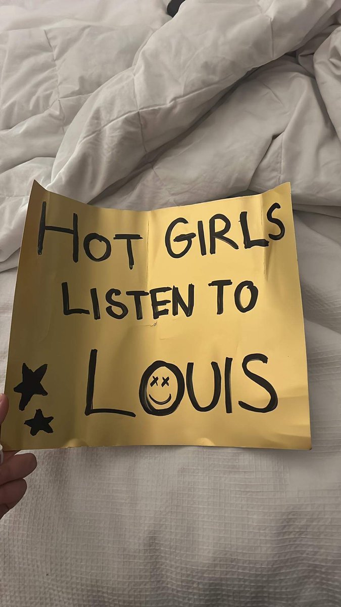 LouisTArgentina's tweet photo. Louis reaccionando a un cartel que decía 'hot girls listen to Louis'.🤣🤣
 #FITFWTCharlotte

©️floetocopy
 https://t.co/pg9rkzLQXo