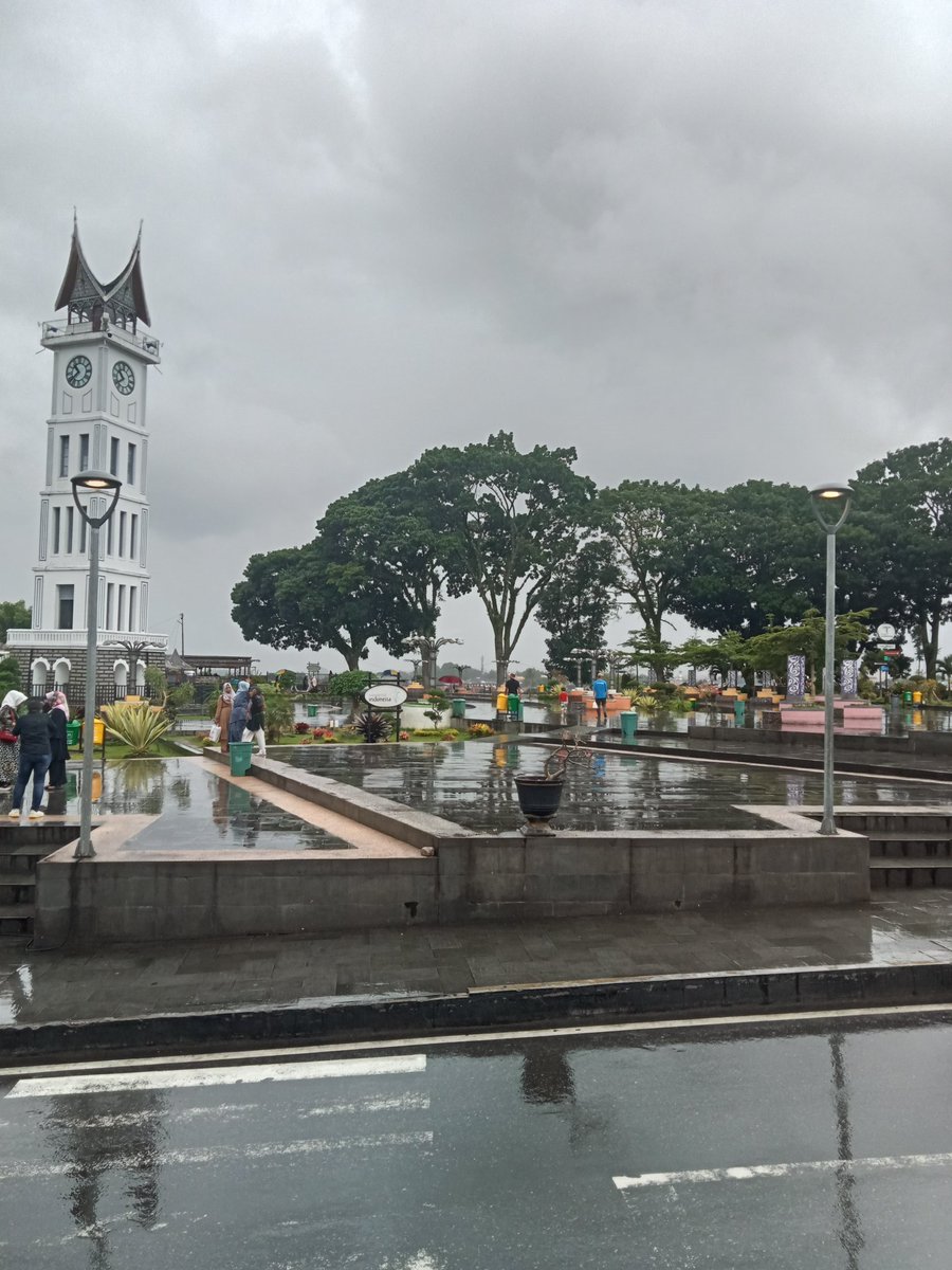 ardianzain1's tweet image. Momen terbaik adalah waktu. Kenapa jam gadang menjadi monumen? Mengingatkan kita bagaimana harus memanfaatkan waktu dgn sebaik-baiknya. 
#Waktuituketikakaumasihdisisku
#JamGadang
@rayxtreem
