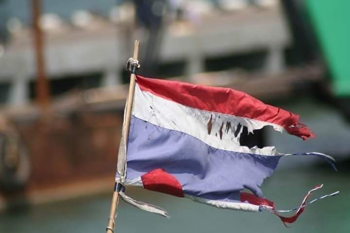 ก็ว่าทำไมความหมายของธงชาติ
ไม่มีคำว่าประชาชน 
#โหวตนายกรอบ2 #ม็อบ19กรกฎา66 #ศาลรัฐธรรมนูญ #พิธา #สมัยหน้ากูจะกาก้าวไกล #วันนอร์ #เพื่อไทย #ประชุมสภา #รังสิมันต์โรม #ธนาธร