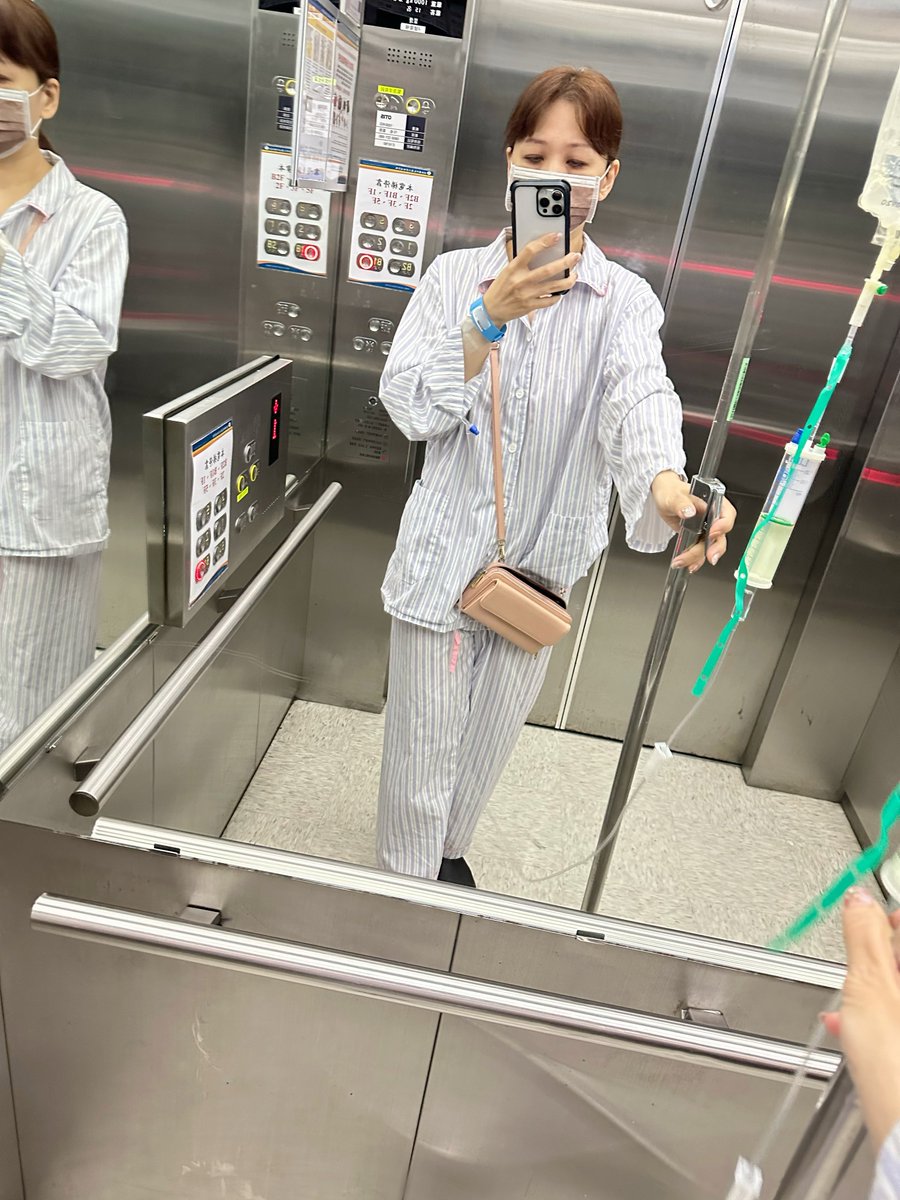自己推著點滴架下樓買午餐，
再難也只有自己堅強。

💫雖然我住院
    Fansone都有更新喔 https://t.co/ZGN3kVq41z