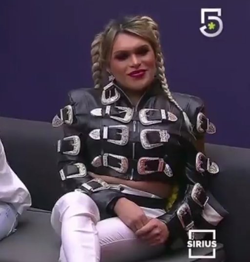 RiveraMimmi's tweet photo. #JacketLover 😍

🐝👑
#TeamWendyGuevara #LaCasaDeLosFamososMx https://t.co/0EVDdmxUys