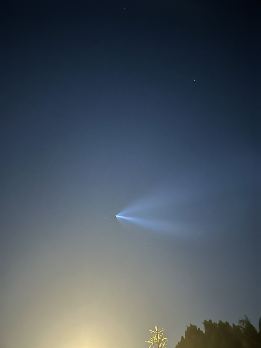 oAnakin9's tweet photo. Just saw this in the sky!? What is it??
#ufo #weho #mystery #alien https://t.co/kIWs34jnUY