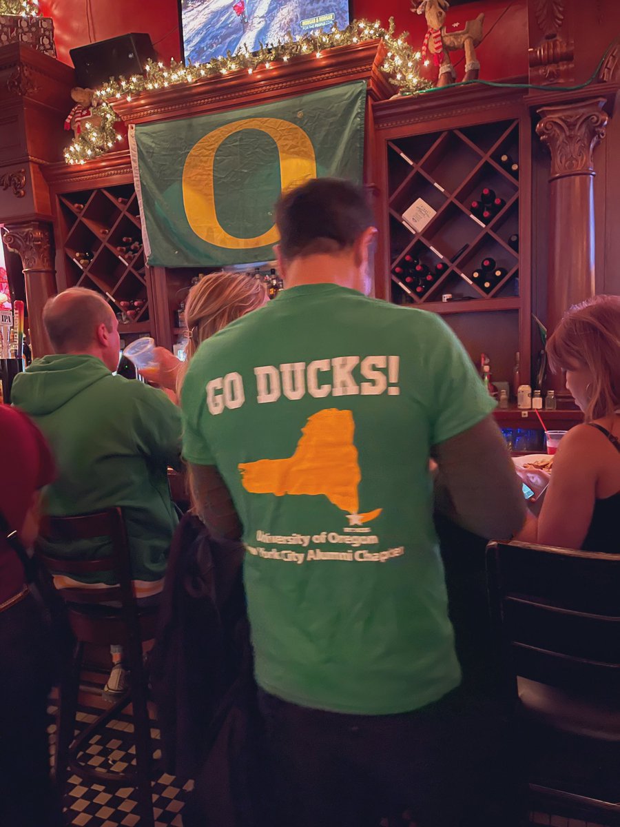📢 Oregon Duck alums & fans !! @uoregon @UOAlumni @GoDucks 

These are our 2022 NYC T-shirts. We SOLD OUT before Nov. That was a few hundred. We had orders from Portland to DC. 

Once again, 2023 these will be our t-shirts.

In preparation of national 🏈 watch parties #GoDucks !!