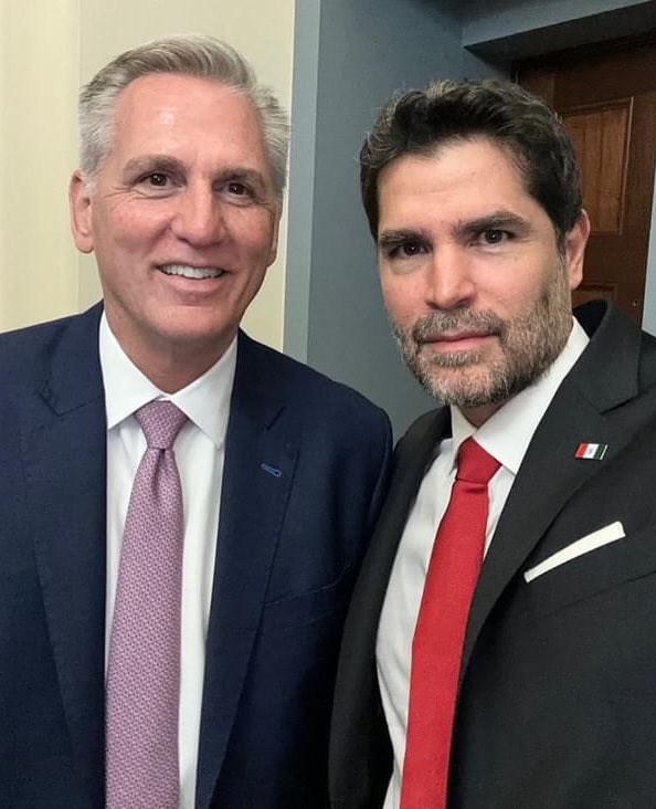 eduardomenoni's tweet photo. 🚨| Eduardo Verástegui productor de la película Sound of Freedom se reunió con el Líder del Congreso de Estados Unidos el Republicano Kevin McCarthy, está buscando crear una ley Sound of Freedom para proteger a los niños de la pedofilia y el tráfico sexual. ⚠️ ¿Apoyas esta media? https://t.co/6ohXsPOeLp