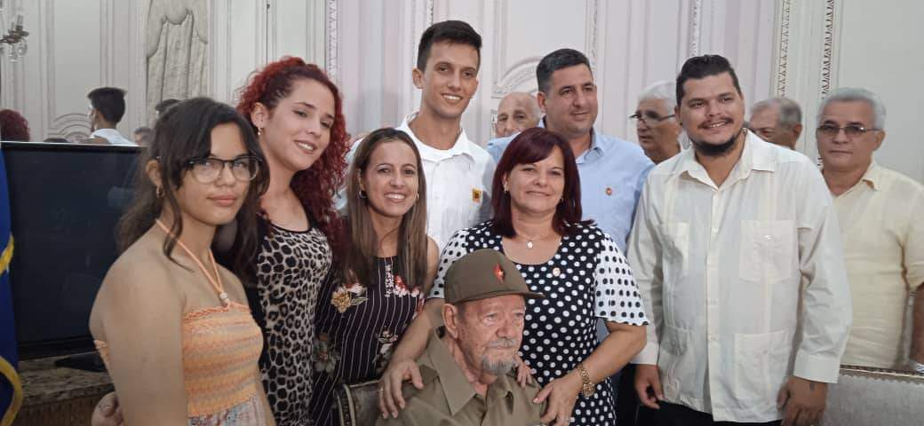 Junto a una representación de jóvenes y la ACRC, entregamos el Escudo Pinareño al Comandante de la Revolución Delio Gómez Ochoa, impulsor del Frente Guerrillero en #PinardelRío #CubaViveEnSuHistoria #70Moncada