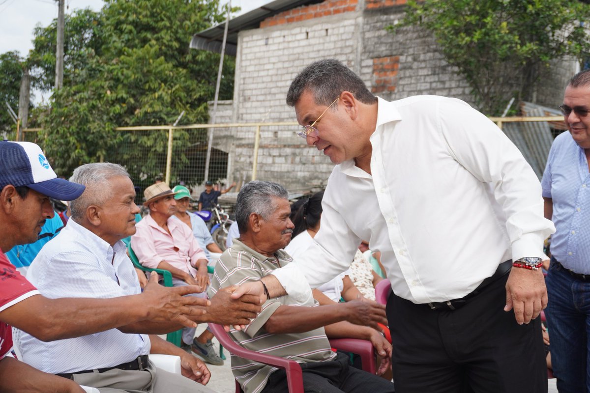 AgriculturaEc's tweet photo. #Guayas l Socializamos en el cantón Santa Lucía los Centros de Desarrollo Productivo Agropecuario Comunitario #CDPAC, como un modelo de gestión para fortalecer la producción agrícola y comercialización.
#NuestroTrabajoContinúa🇪🇨 https://t.co/KNeMjUxbxG