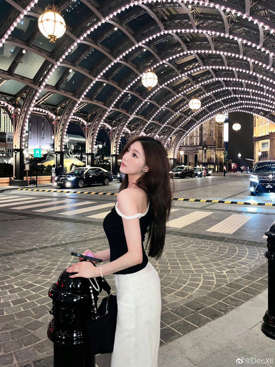 xllarchive's tweet photo. 230628 🌸 Weibo update 

“🖤♠️♣️”

#gnz48 #xieleilei #谢蕾蕾 https://t.co/6cqycD0sll