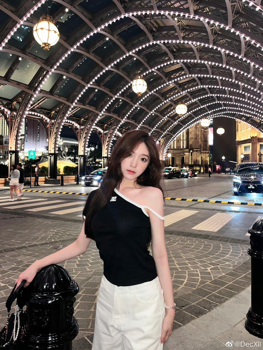 xllarchive's tweet photo. 230628 🌸 Weibo update 

“🖤♠️♣️”

#gnz48 #xieleilei #谢蕾蕾 https://t.co/6cqycD0sll