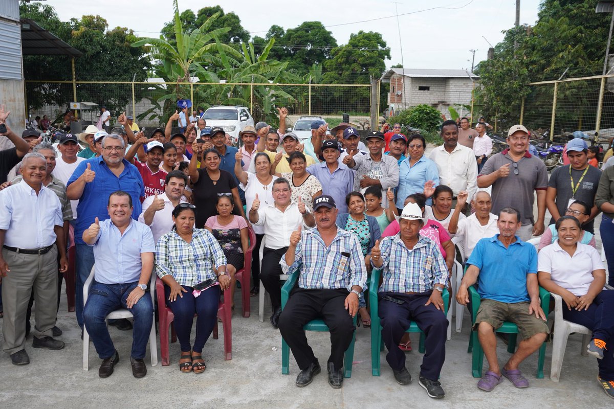 AgriculturaEc's tweet photo. #Guayas l Socializamos en el cantón Santa Lucía los Centros de Desarrollo Productivo Agropecuario Comunitario #CDPAC, como un modelo de gestión para fortalecer la producción agrícola y comercialización.
#NuestroTrabajoContinúa🇪🇨 https://t.co/KNeMjUxbxG