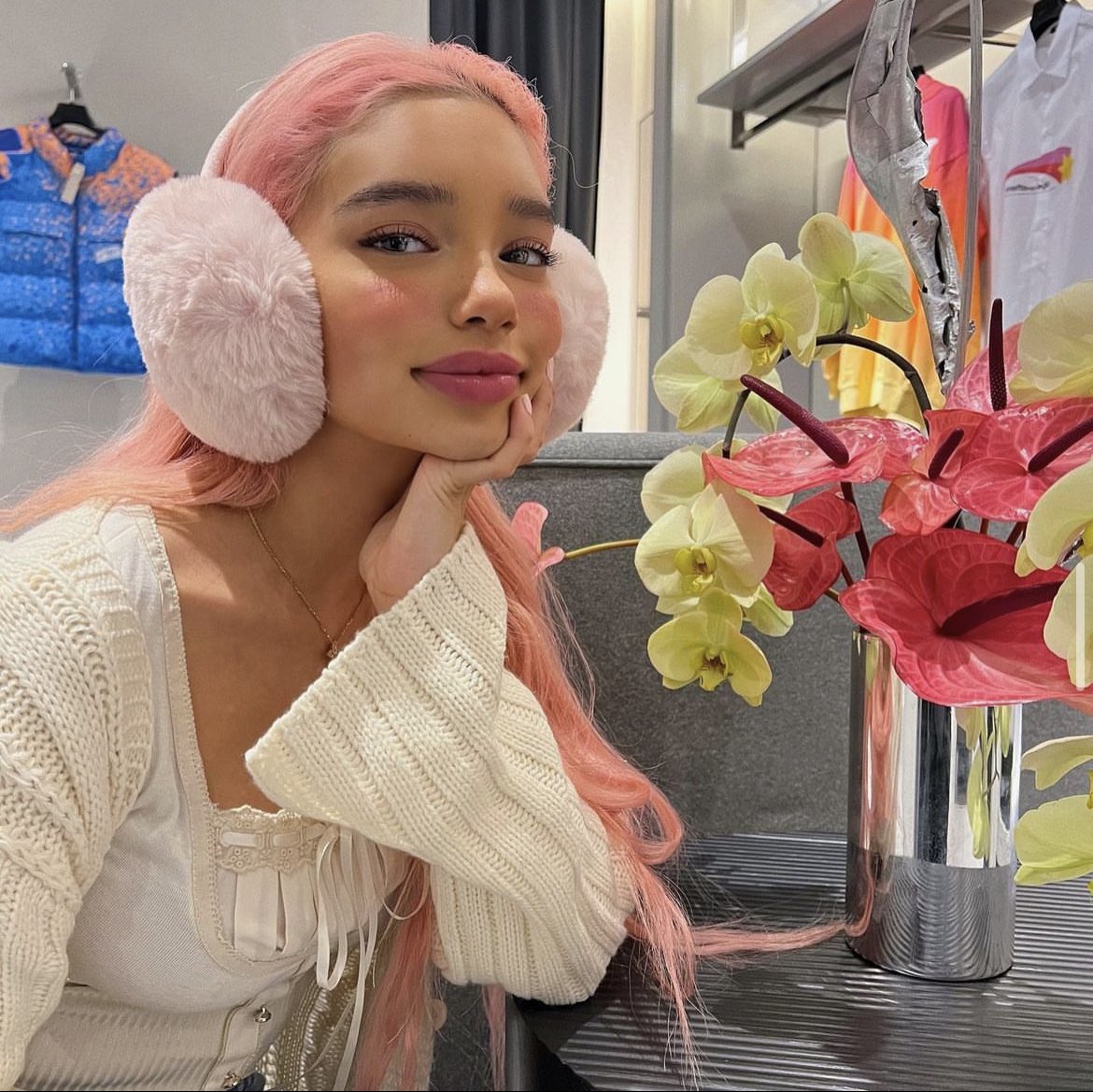 sevenLEXIsins's tweet photo. just took this one cause i wanted to show off the earmuffs 😁 hi majid i’m lexi https://t.co/yVOAHW1fb7