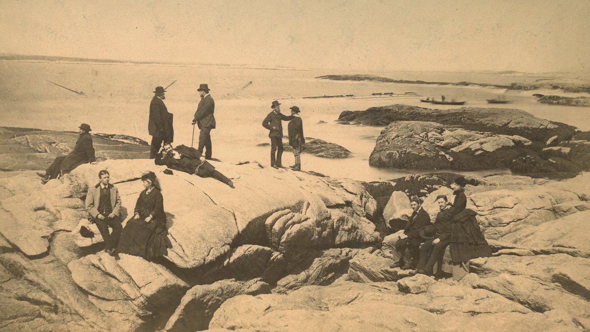 Victorian tourists get their photo taken with a shipwreck in Nova Scotia — while the search for bodies is still underway in the background. We'll talk about it in 'Love, Death & Canadian History' — the online course stats this Thursday! adambunch.com/lovedeathcanad…