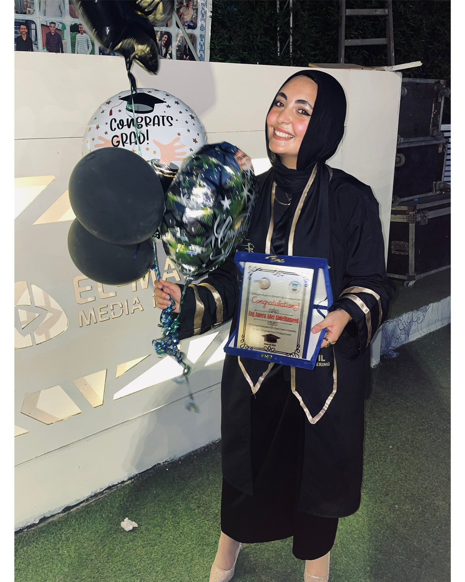 Amera3dell's tweet photo. FINALLY 🖤👩🏻‍🎓 https://t.co/rztM4j3vAL