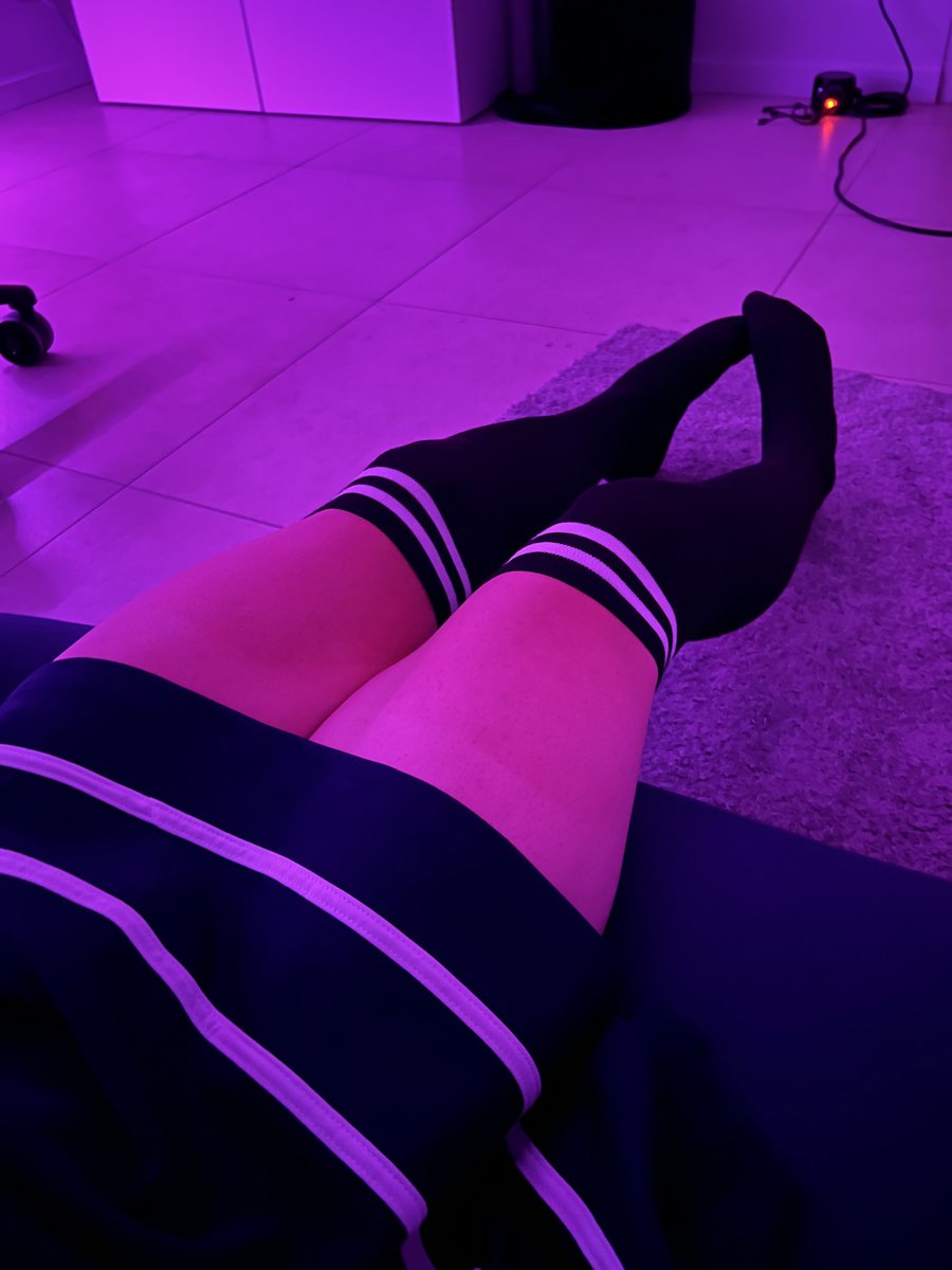 Just chilling with the homes in VR... :3 Should I do more of these? #Femboy