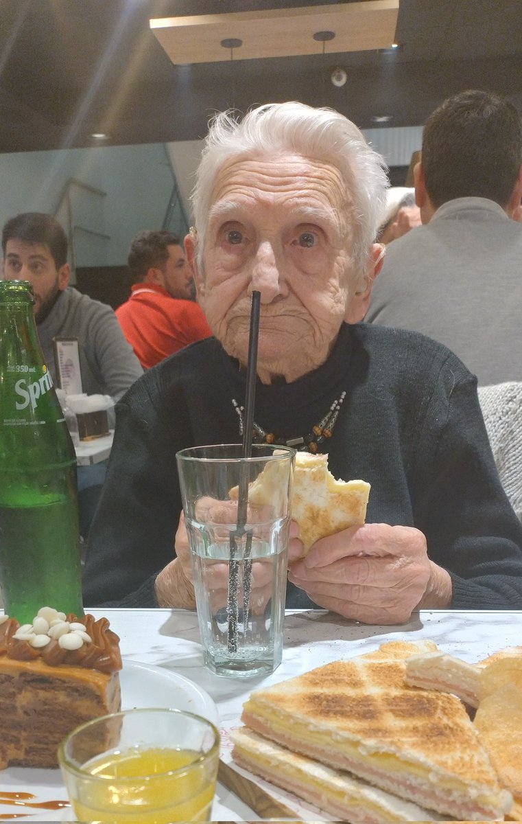 Hoy fui a merendar con mi abuela y me dijo si no me daba vergüenza que me vieran con ella , si supiera lo afortunado que soy de tenerla 😍