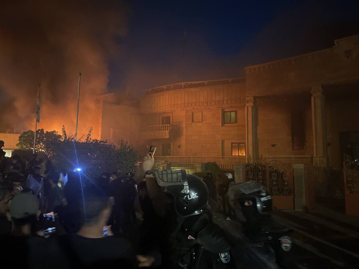 Iraq_Gate's tweet image. #العراق ||

النيران تلتهم سفارة #السويد في #بغداد بعد اقتحامها من قبل أنصار التيار الصدري.

 #السفارة_السويدية #سلوان_موميكا