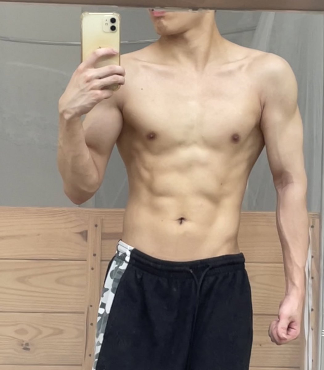 feetholic's tweet photo. 你永远猜不到你面前的小伙子底下穿了什么，除非你无意间摸到他的裆部，碰到他的锁盖... https://t.co/NdoJHR9w85