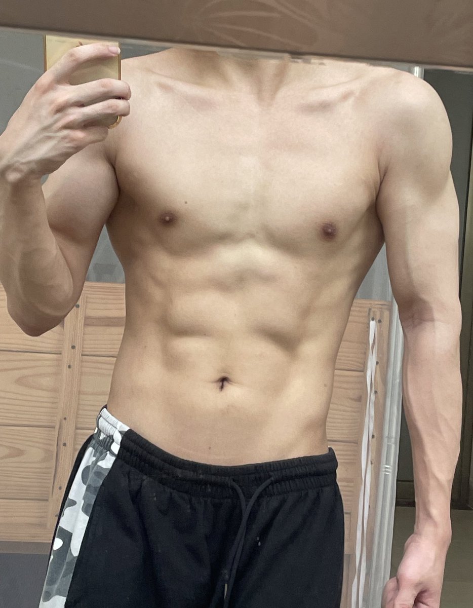 你永远猜不到你面前的小伙子底下穿了什么，除非你无意间摸到他的裆部，碰到他的锁盖...