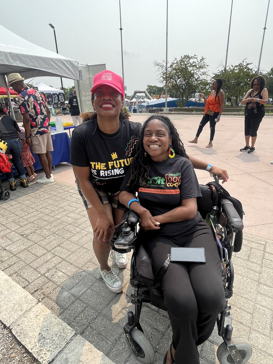 The Office of Exceptional Student Education had a great time during African World fest! Engaging w/ community-enrolling, hiring, teaching about sensory awareness. <a href="/Detroitk12/">DPSCommunityDistrict</a> staff &amp; families showed up &amp; out engaging w/thousands of constituents. 💙 our city! <a href="/AWFDetroit1/">AWF Detroit</a>