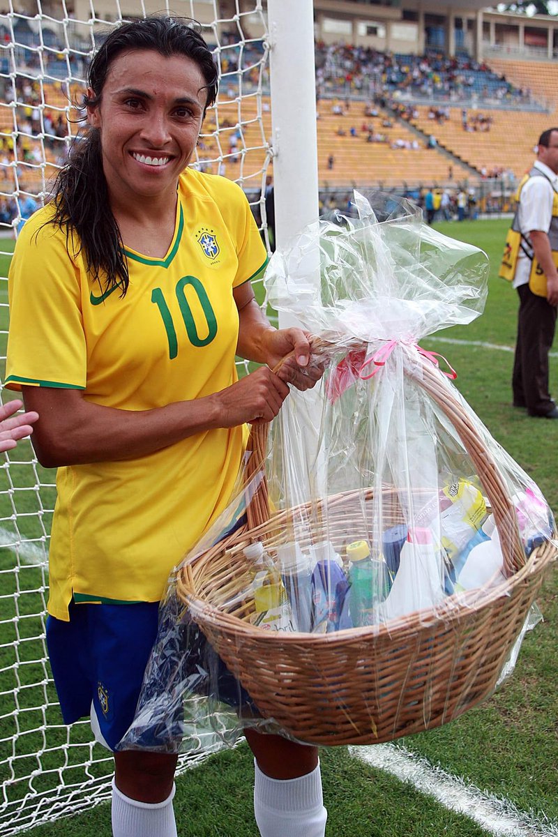 Curiosidades da bola:

Em 2010, no Torneio Internacional Cidade de São Paulo de Futebol Feminino, o Brasil venceu a Holanda por 3 a 2. Marta fez dois gols, foi eleita a melhor da partida e ganhou um prêmio do patrocinador.

O prêmio? Uma cesta de produtos da Bombril.