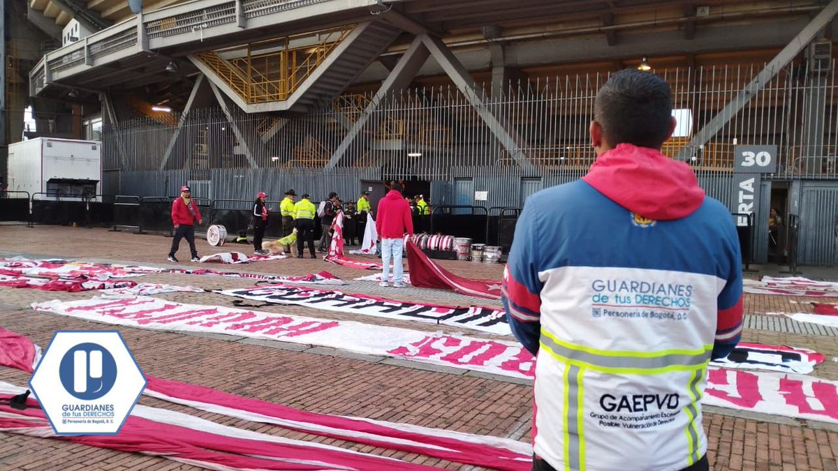 personeriabta's tweet photo. Nuestros guardianes del #GAEPVD #AEstaHora en El Campín🏟️verifican el ingreso de banderas y elementos para el partido entre @SantaFe y @JaguaresdeCord.

¡Se verifican los protocolos para vivir el #FútbolEnPaz! ⚽️

#GuardianesDeTusDerechos https://t.co/HcExG5u3Ma
