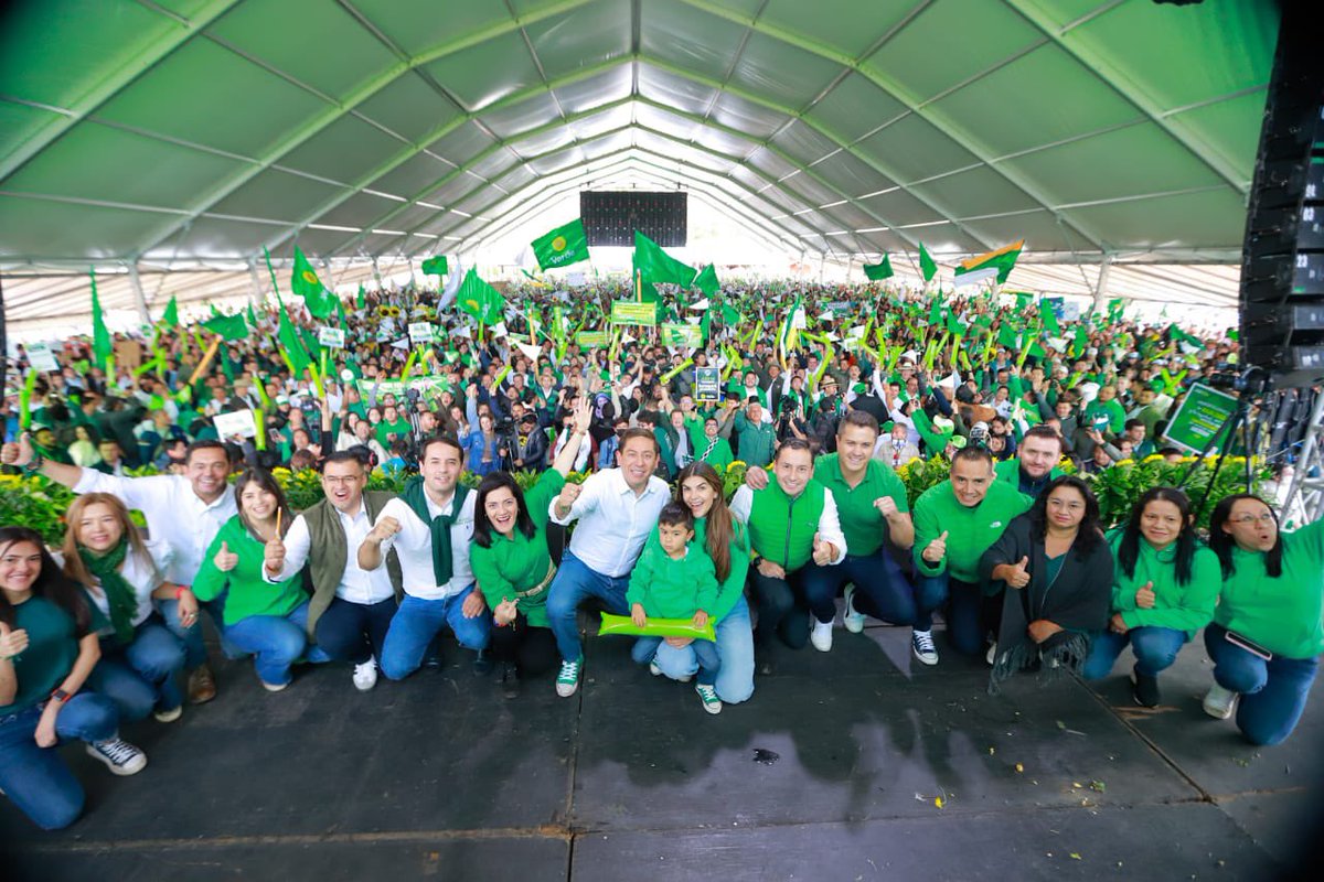 CarlosAmayaR's tweet photo. De las manos de mis hijos, David y Victoria, con mi Beni, y rodeado de cerca de 10.000 boyacenses provenientes de los 123 minicipios de Boyacá, recibimos el aval del @PartidoVerdeCoL que me acredita como candidato a la próxima Gobernación de Boyacá.

Seguiremos trabjando duro, demostrando a toda Colombia la grandeza de esta hermosa tierra y de su gente. Lo haremos con amor, esperanza, seriedad, con el respaldo de cada uno de los boyacenses y de la mano de Dios Todopoderoso.

¡Gracias y mil gracias por tanto apoyo! Seguiremos entregando todo de nosotros.

#LoMejorEstáPorVenir ✊🏻💚.