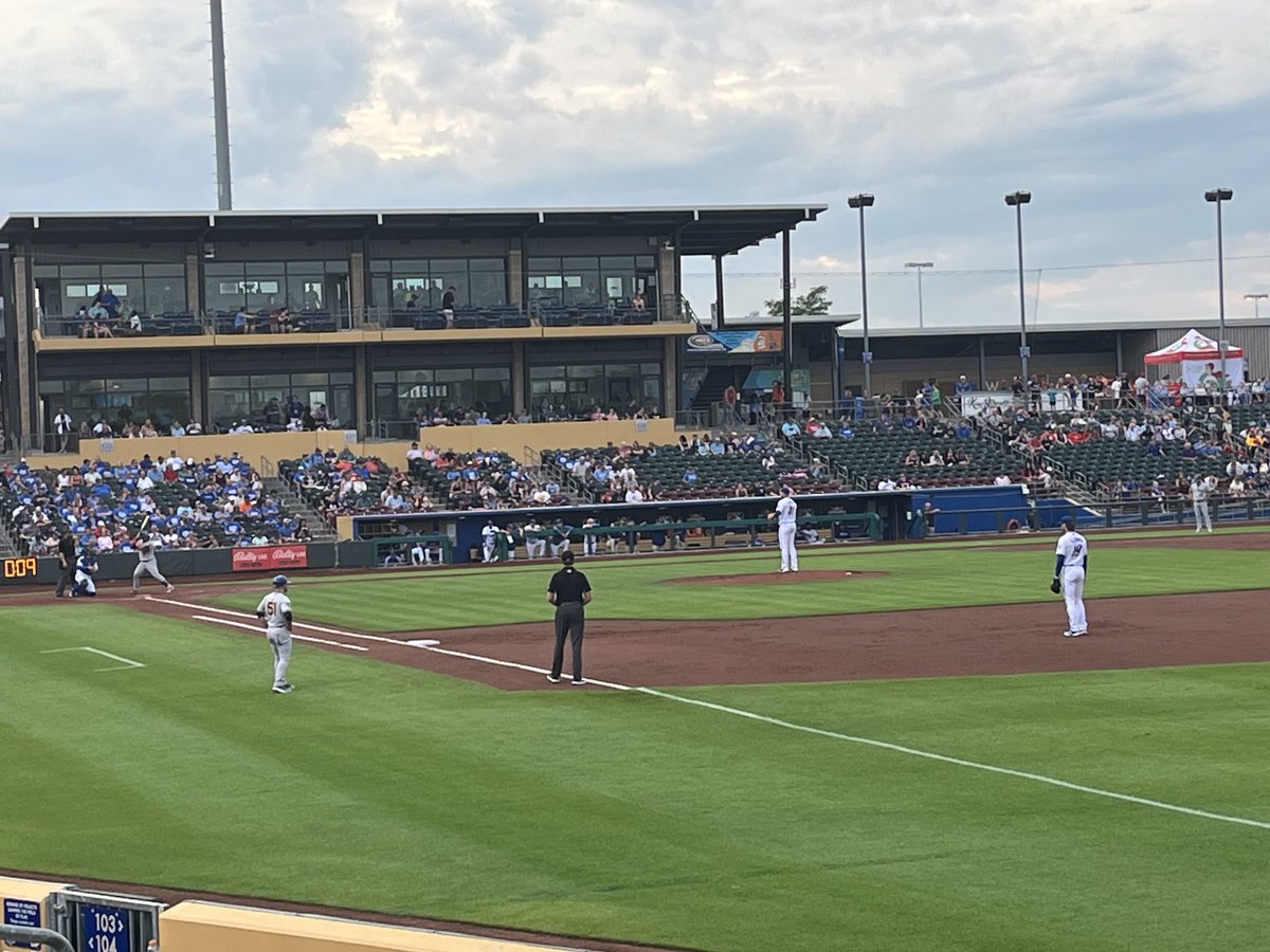 traitortrumpy's tweet photo. @OMAStormChasers nice night for a ballgame #GoChasers https://t.co/Z08q7J9EiX