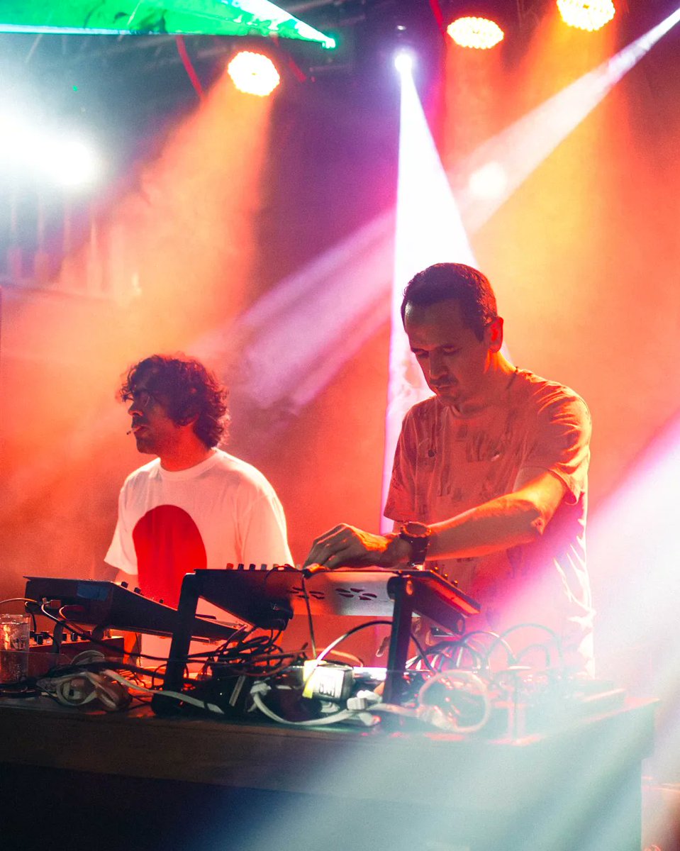 Que gozada con #Metrika &amp; #Balcazar ❤️‍🔥 como siempre <a href="/cosmicamx_/">Cósmica</a> regalándonos buenos ratos, deli warm up con #BabuTunes