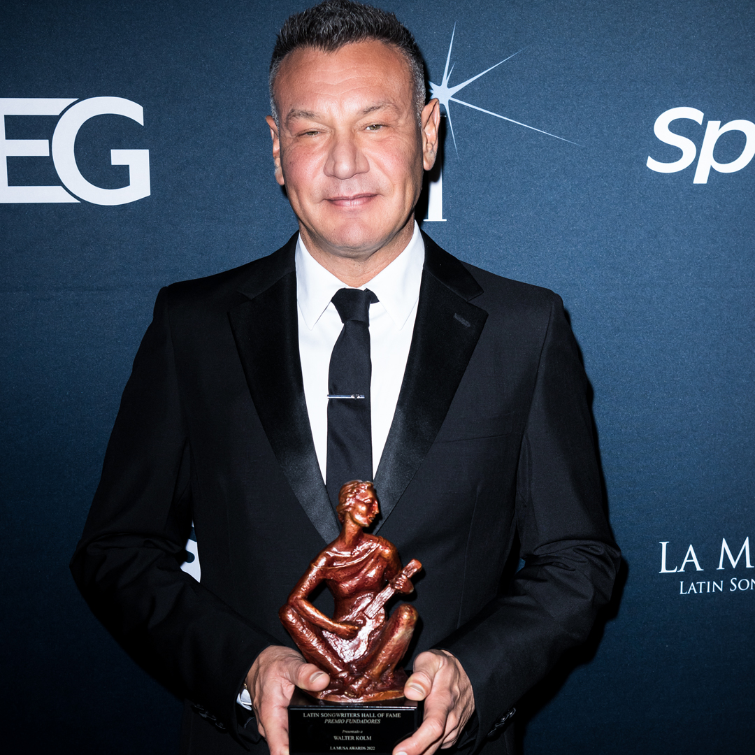 Celebrating Walter Kolm on the black carpet of LA MUSA AWARDS with the Founders Award. His work with Latin music stars and his commitment to Latin music have been transformative. Cheers to his dedication and contributions! #LaMusaAwards #LSHOF