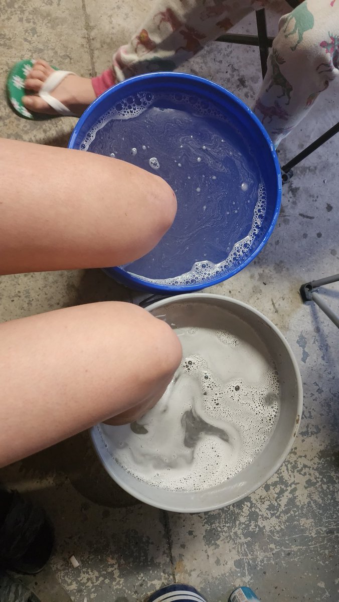 LittleTittle1's tweet photo. Redneck pedicure! Courtesy of the girls! 🤣🤣 lovn it
#giterdun #fungi my feet just fit in the bottom of a 5 g pail. 😄 https://t.co/XgDlJ2iUPp