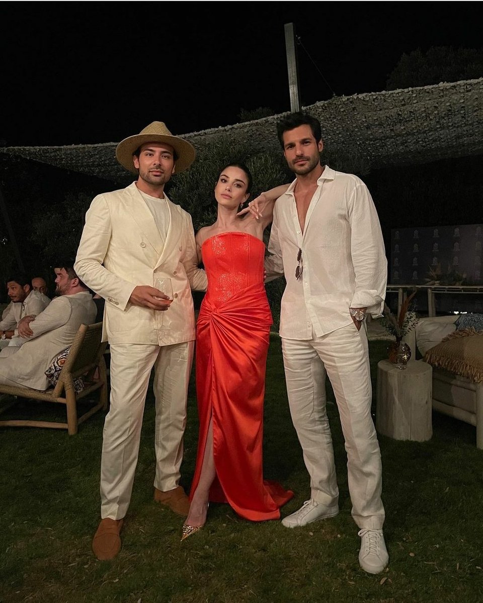 cenfox01's tweet photo. That colors 🤍🌹🤍... 💋😍
#ÖzgeGürel #serkançayoğlu #serhatsen #çağlaahmetwedding https://t.co/cHdb1ufHKK