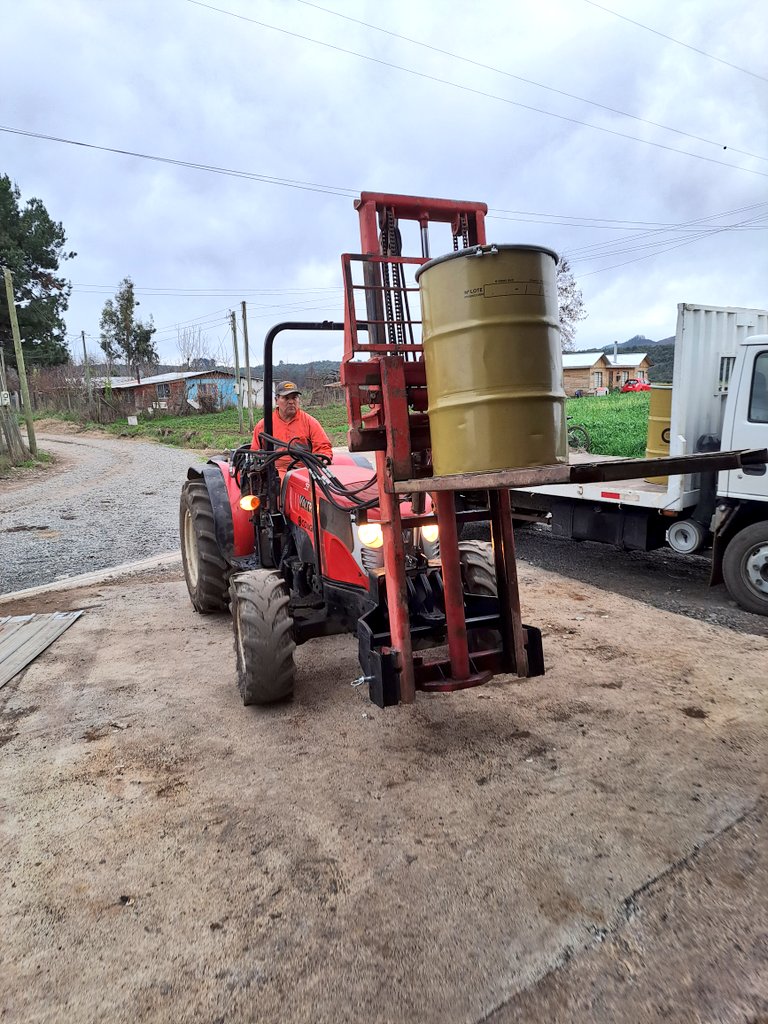 Probando el equipo de campo!! El receso para nosotros es sacar los detalles y estar óptimos para su trabajo en temporada!!!!! Nos carga las colmenas y nos saca del barro!!  🚜🚜
