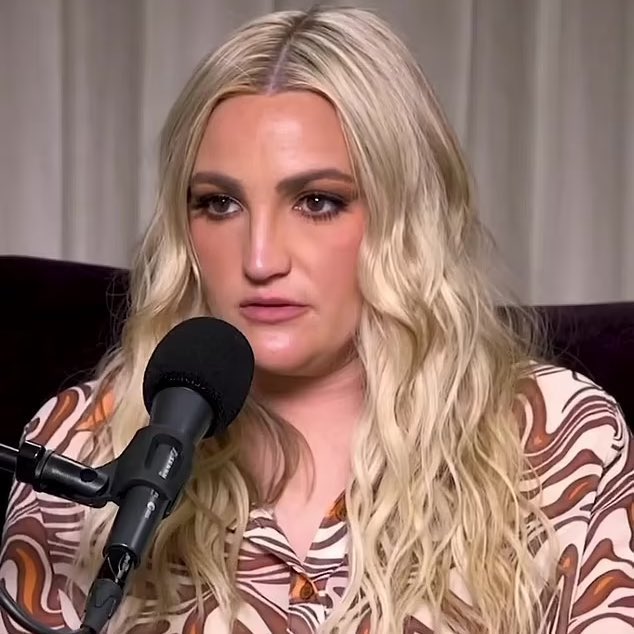 urdadssidepiece's tweet image. Out of drag / in drag