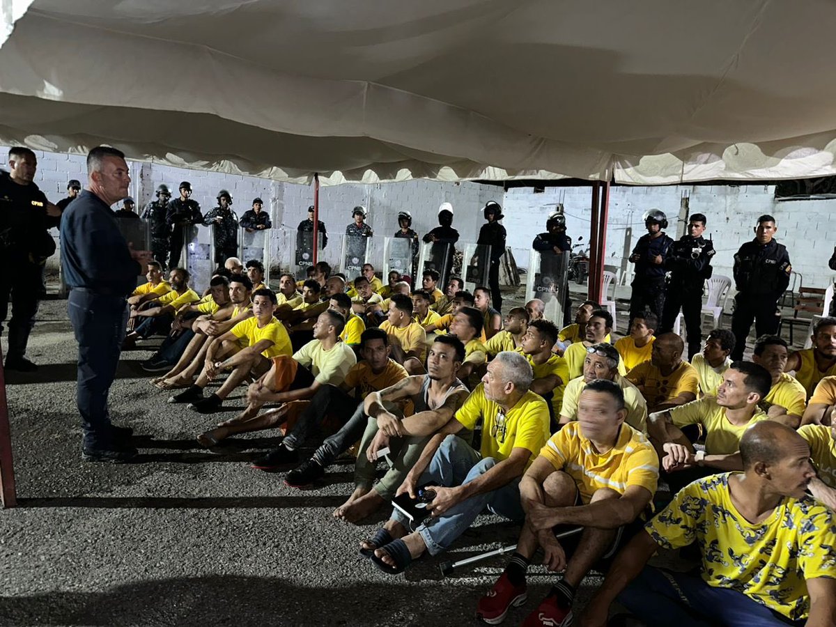 CeballosIchaso1's tweet photo. Somos garantes de la defensa de la persona y respeto a los DDHH, inclusive para los privados de libertad por cometer delitos, quienes tienen las garantías de la Tutela Judicial Efectiva.  Controlado el retén policial de La Morita (Aragua) en abordaje integral la PNB TSJ MP y DP https://t.co/8k2LuWV55s
