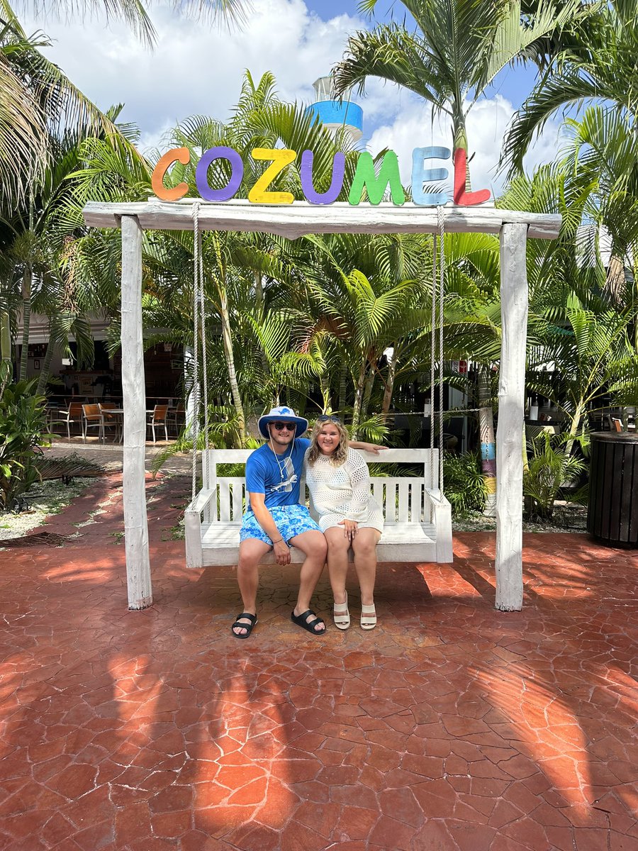 sydneyemullaney's tweet photo. honeymooners🐠🌞🩵🐬💍 https://t.co/5hbR6BfPc1