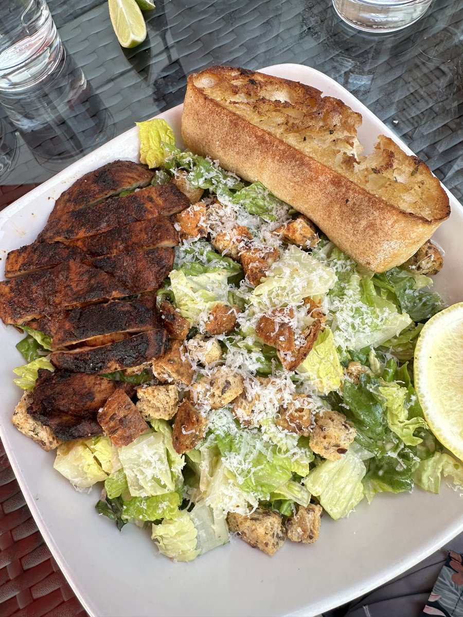CookingUncleB's tweet photo. Delicious Caesar Salad with Blackened Chicken! Thank You @moxies it Was Amazing As Usual ❤️ #moxies #Mmmm #yummy #dinner https://t.co/3SbhtfBjW2
