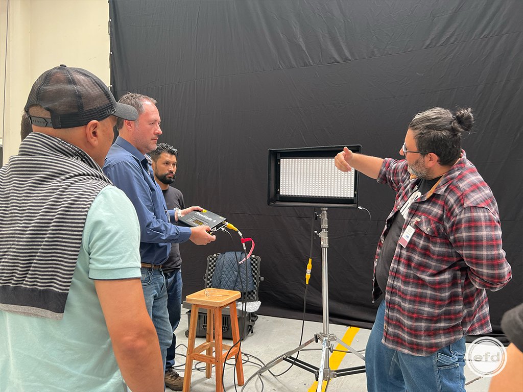 efdstudiosco's tweet photo. Kino Flo nos presentó tres nuevos paneles de luz; los FreeStyle Mini, FreeStyle Air y FressStyle Max. 
En compañía de los DPs Manuel Castañeda y Giovanny Puertas, junto al Gaffer Juan Carlos Rodriguez pudimos interactuar con estos nuevos equipos y descubrir sus funcionalidades. https://t.co/QvOSnYwwVB