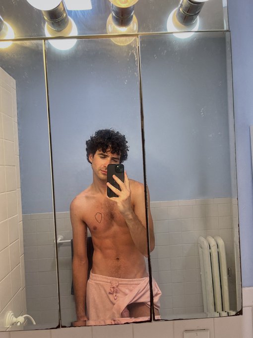 Pre shower peep show https://t.co/4lqjzpB8e4