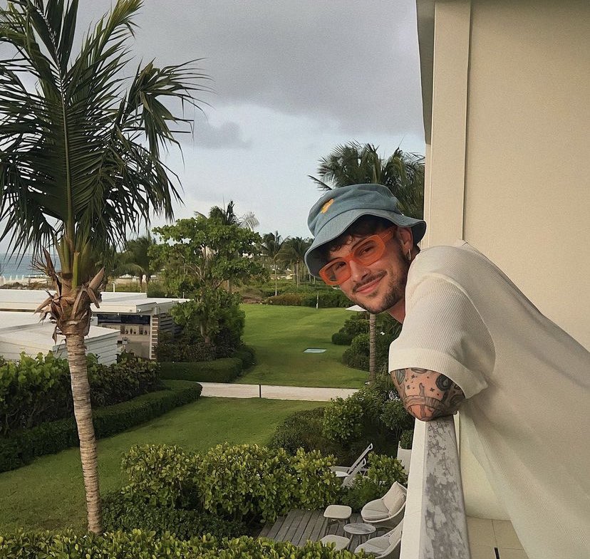 FEELINGSKNJ's tweet photo. he is the most beautiful person on earth https://t.co/RmE3jo8SyP