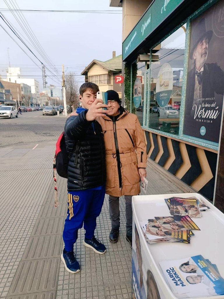 stacruzpro's tweet photo. 📍 Estuvimos en #RíoGallegos hablando con la gente y repartiendo nuestra propuesta.
Junto a @MarioMarkic, @ItaloBringas y #MagnaGarcia se viene el cambio de nuestras vidas #PorSantaCruz.
#Pro #ConsensoProSantaCruz #marioMarkic #ProSantaCruz https://t.co/hPZyedDlPz